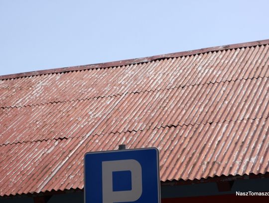 Złażącą z dachu farbą nikt się nie przejmuje. Ważne że wyłożono kostką wejście do mini biurowca, zrobiono kawałek alejki i ustawiono kilka ławek Złażącą z dachu farbą nikt się nie przejmuje. Ważne że wyłożono kostką wejście do mini biurowca, zrobiono kawałek alejki i ustawiono kilka ławek