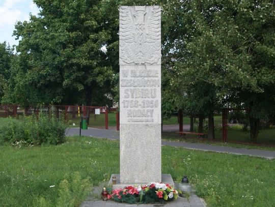 Obok obelisk poświęcony Zesłańcom Sybiru