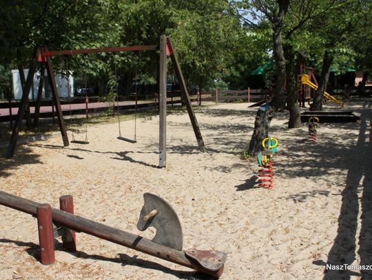 ... tej samej burej barwy jest piasek na placu zabaw dla dzieci... ... tej samej burej barwy jest piasek na placu zabaw dla dzieci...