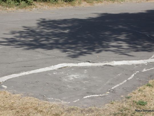 Na przystani można pograć w koszykówkę. Trzeba tylko uważać, by nie połamać sobie nóg na pofałdowanym boisku. Na przystani można pograć w koszykówkę. Trzeba tylko uważać, by nie połamać sobie nóg na pofałdowanym boisku.