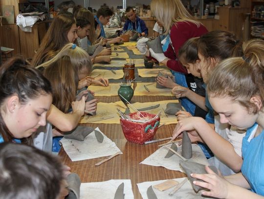 W filii MOK tworzyli ceramiczne ptaki