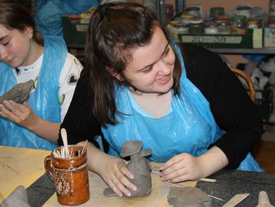 W filii MOK tworzyli ceramiczne ptaki