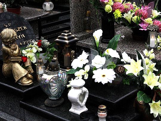 (FOTO) Święto Zmarłych na cmentarzu przy ulicy Smutnej