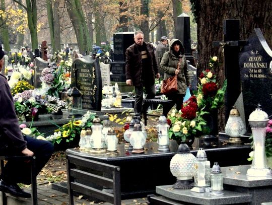 (FOTO) Święto Zmarłych na cmentarzu przy ulicy Smutnej