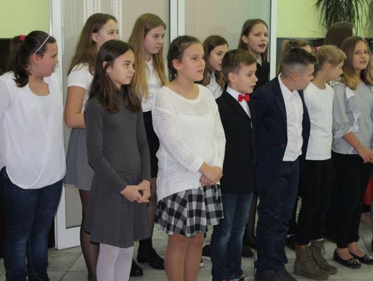 Występ uczniów SP Nr 8 z okazji Dnia Niepodległości w Domu Pomocy Społecznej