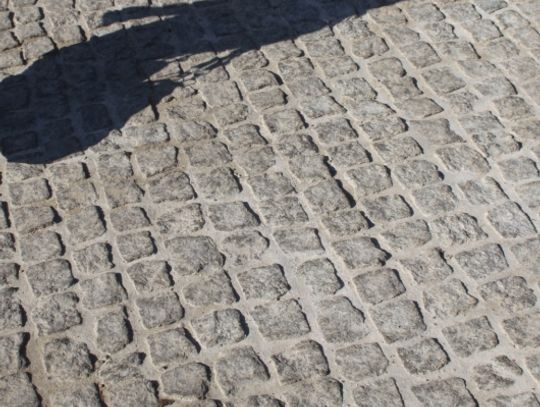 Spacer w szpilkach może jednak okazać się problematyczny na przejściu dla pieszych przy pomniku Tadeusza Kościuszki 