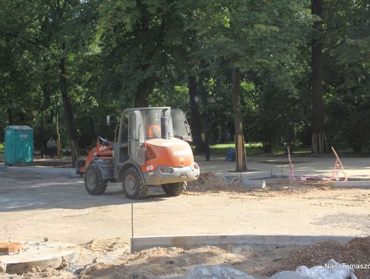 W tym miejscu krzyżują się drogi należace do miasta i powiatu. Na obu prowadzone sa roboty budowlane. Na otwarcie skrzyżowania trzeba będzie jeszcze poczekać. Na domiar złego w ubiegłym tygodniu operator koparki, będący "pod użyciu" uszkodził przebiegający tędy gazociąg. Intensywny zapach 