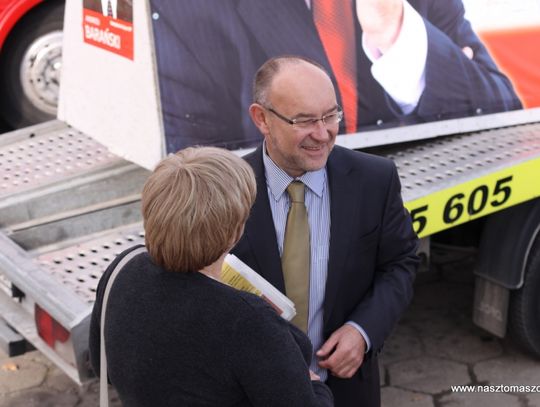 Czerwony autobus przez ulice naszego miasta mknął...