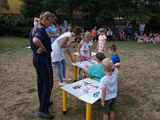 Policjanci opowiadają o bezpieczeństwie tomaszowskim przedszkolakom