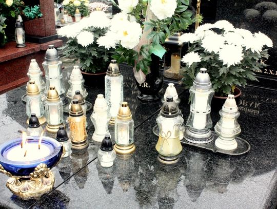(FOTO) Święto Zmarłych na cmentarzu przy ulicy Smutnej