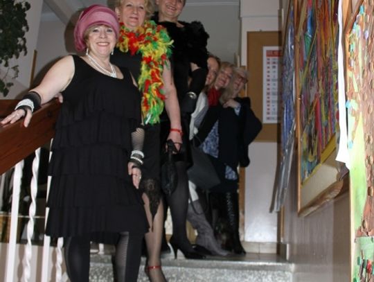 Perły, pióra, kwiaty i kapelusze