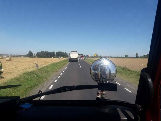 /FOTO - VIDEO/ - przewrócona ciężarówka zablokowała ruch