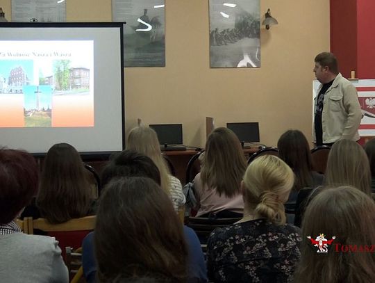 Czerwonym tramwajem do niepodległości