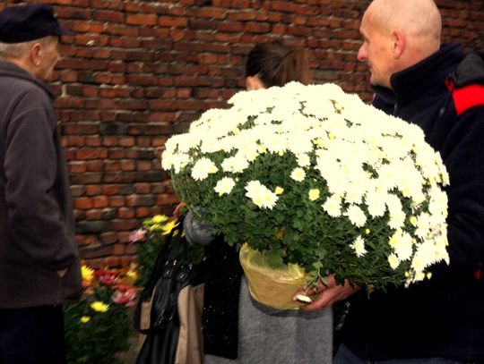 (FOTO) Święto Zmarłych na cmentarzu przy ulicy Smutnej