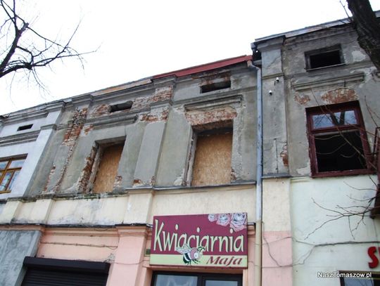 Z estetycznym marmurem kontrastuje smutek zaniedbanych kamienic.