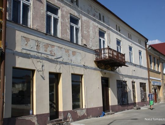 ... sąsiaduje z prywatnymi kamienicami przedstawiającymi "obraz nędzy i rozpaczy"