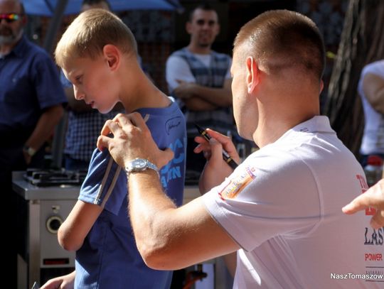 .... autografy trafiały wszędzie.... czasem na koszulki.... .... autografy trafiały wszędzie.... czasem na koszulki....