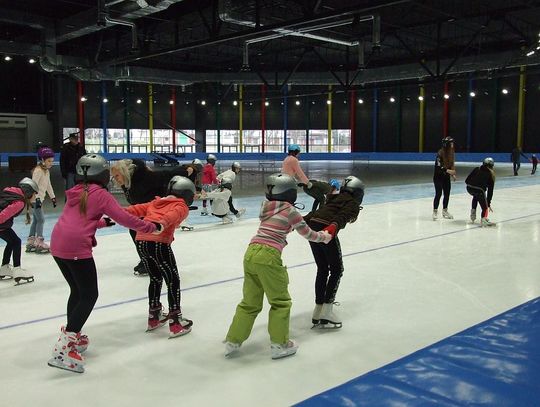 Szkółka hokejowa i łyżwiarstwa figurowego trenuje w Arenie Lodowej