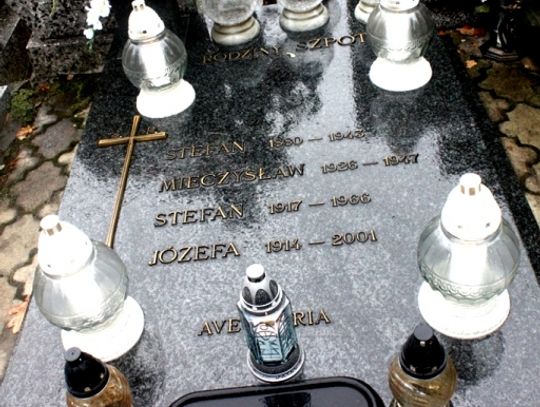 (FOTO) Święto Zmarłych na cmentarzu przy ulicy Smutnej