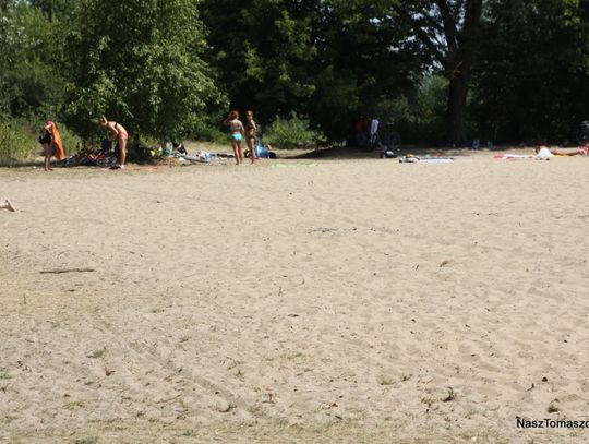 Poranne zorze, poranne zorze
Gdy idę w Sopocie nad morzem
Po plaży brudno-piaskowej
Bałtyk śmierdzi ropą naftową - tak śpiewał Kazik Staszewski już trzydzieści lat temu. Lidera Kultu zapraszamy do Tomaszowa, gdzie kolor piasku na plaży jest delikatnie mówiąc szary. Zaniedbany dworzec również się Poranne zorze, poranne zorze
Gdy idę w Sopocie nad morzem
Po plaży brudno-piaskowej
Bałtyk śmierdzi ropą naftową - tak śpiewał Kazik Staszewski już trzydzieści lat temu. Lidera Kultu zapraszamy do Tomaszowa, gdzie kolor piasku na plaży jest delikatnie mówiąc szary. Zaniedbany dworzec również się