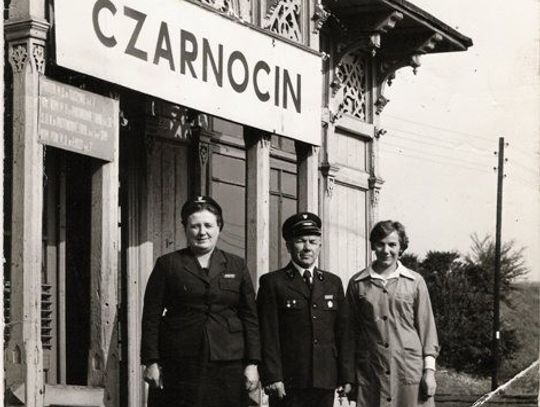 Pracownicy przystanku &quot;Czarnocin&quot; na zdjęciu z lat 70. XX w.