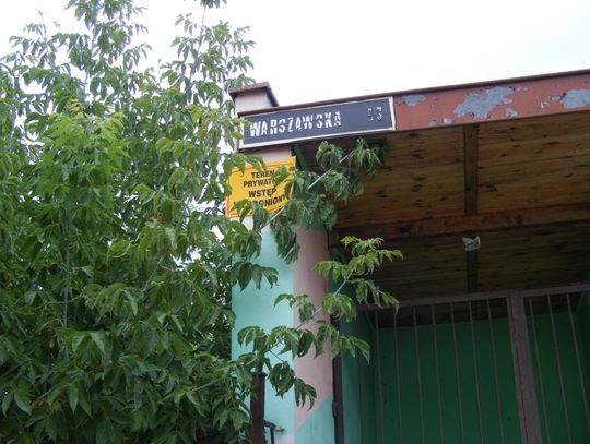 Przez wiele lat zgliszcza straszyły przejezdnych aż wreszcie zmieniły właściciela