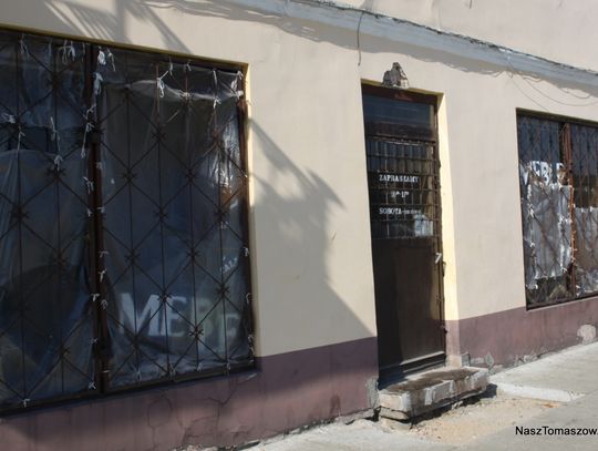 ... folia zamiast szyb w oknach.