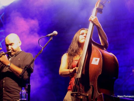 Dominowały klimaty cygańskie i bałkańskie wzbogacane o elementy jazzu....