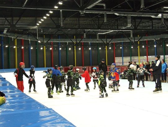 Szkółka hokejowa i łyżwiarstwa figurowego trenuje w Arenie Lodowej