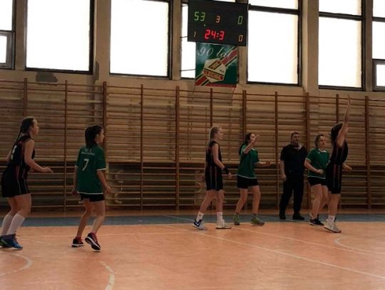 „Trójka” w koszykówce dziewcząt w Tomaszowie bezkonkurencyjna.