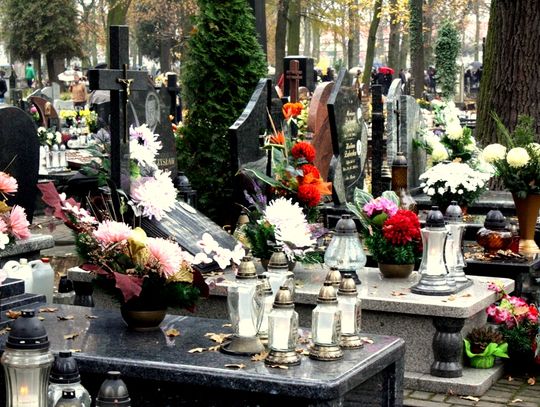 (FOTO) Święto Zmarłych na cmentarzu przy ulicy Smutnej