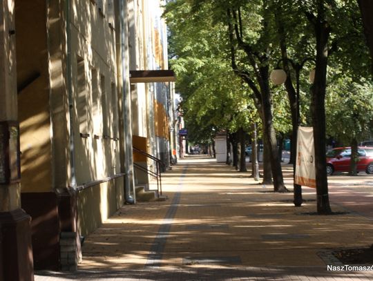 Zaskakujące jest to, że wielu osobom podoba się kolorowa kostka na chodniku, które jest materialem raczej malo "szlachetnym" i równocześnie paskudnym wydaje się granict, jakim wyłożono Plac Kościuszki.... 