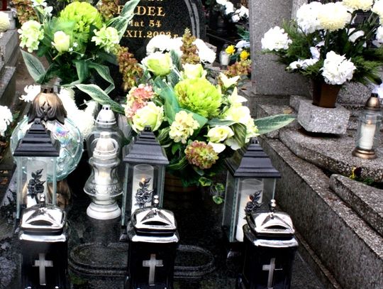 (FOTO) Święto Zmarłych na cmentarzu przy ulicy Smutnej