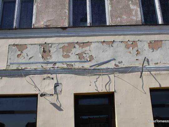 Łuszcząca się farba, spękany tynk i... 