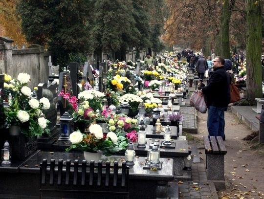 (FOTO) Święto Zmarłych na cmentarzu przy ulicy Smutnej