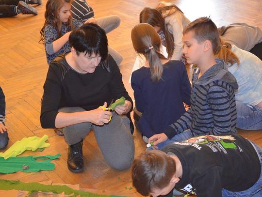 „Malowanie na kolanie” w MCK