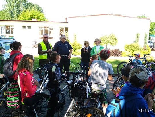 Policjanci z drogówki mówili rowerzystom jak świecić przykładem