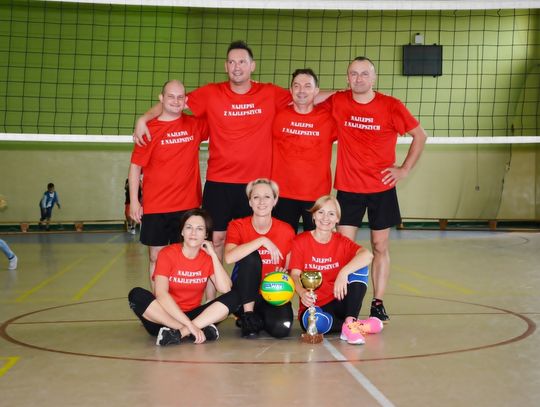 Mecz siatkówki o Puchar Mistrzów: nauczyciele kontra uczniowie Mecz siatkówki o Puchar Mistrzów: nauczyciele kontra uczniowie