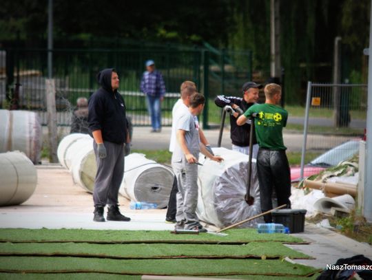 a pracownicy wykonawcy od kilku dni rozwijają i układają sztuczną trawę...