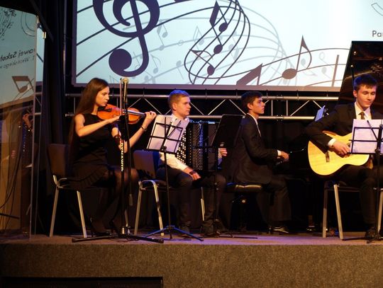 Wykonanie kompozycji Artura Zagajewskiego "8 na 8" Wykonanie kompozycji Artura Zagajewskiego "8 na 8"