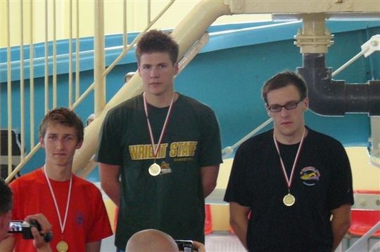 Sebastian Dobrowolski w Środku i Paweł Sęk z lewej na podium