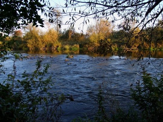 Między mostem kolejowym a ulicą Mireckiego