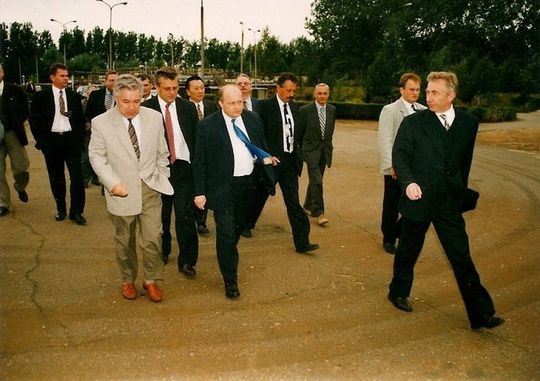 Kupą mości Panowie, kupą - wicepremier Tomaszewski, poseł Kukliński, prezydent Gołaszewski i ich świta w tomaszowskiej oczyszczalni ścieków i oczywiście wszechobecny tajwańczyk