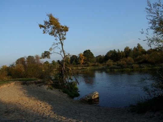 Między mostem kolejowym a ulicą Mireckiego