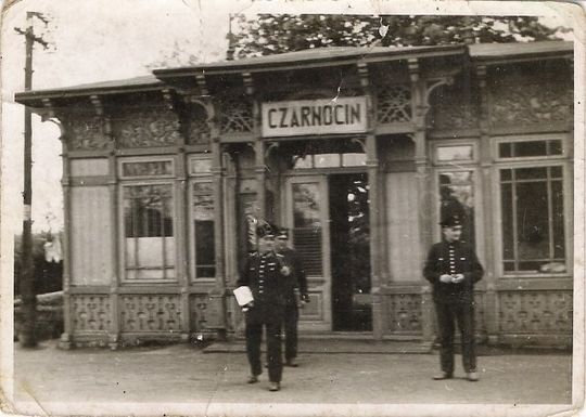 Przystanek &amp;quot;Czarnocin&amp;quot; na zdjęciu z okresu II w. św. (przed przeniesieniem na drugą stronę torów)