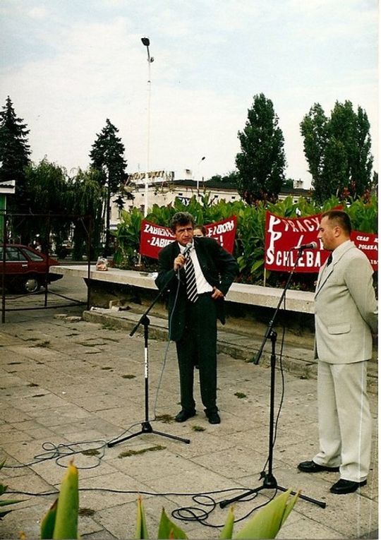 Biedna ta fontanna, nie dość że projektant urody poskąpił, to wiele innych nieszczęść ją dotknęło. Tym razem lider PPS Piotr Ikonowicz (nie mylić z Kokonowiczem)