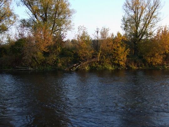 Między mostem kolejowym a ulicą Mireckiego