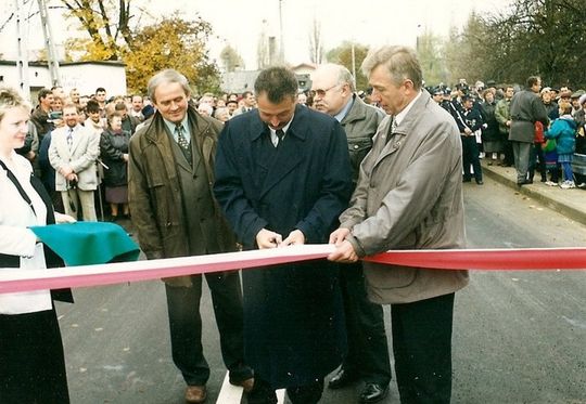 Pół Polski śmiało się z nas, że remontu jednego małego mostu nie potrafimy dokończyć. Przecina wstęgę w dodatku zasłużenie, bo pieniądze na most jakby nie było załatwił.