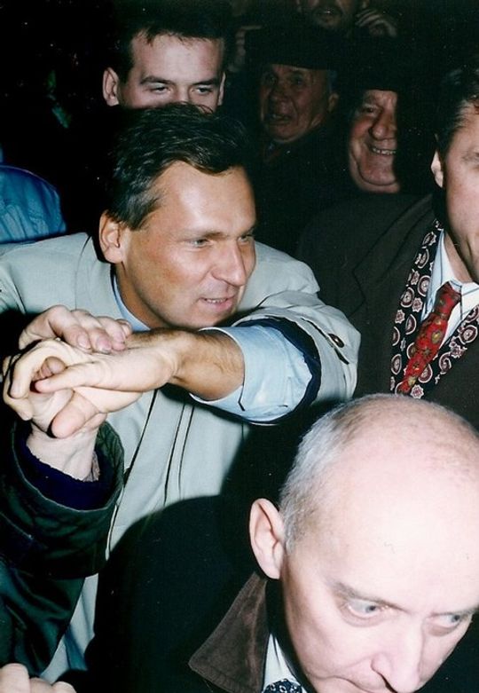 Pomocna dłoń lub zaproszenie do tańca - kampania wyborcza 1995 - na fontannie przy Pl. Kościuszki