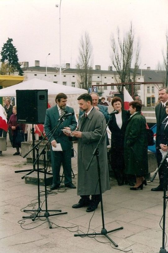 Farciarz, czyli &amp;quot;nasz&amp;quot; były poseł Zbigniew Sobotka (SLD). Skazany przez Sąd, ułaskawiony przez partyjnego kolegę Aleksandra Kwaśniewskiego. Pozostałe postacie pozostają zagadką